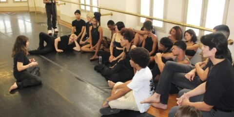 A atriz Claudia Alencar Repassa técnicas de interpretação aos alunos da oficina na sala de ensaios do Teatro Municipal do RJ. Crédito de imagens: Paulo H. Lima/ Osíris San Martini/ Luiz Mafra/Anaxi Altamiranda/Tchello